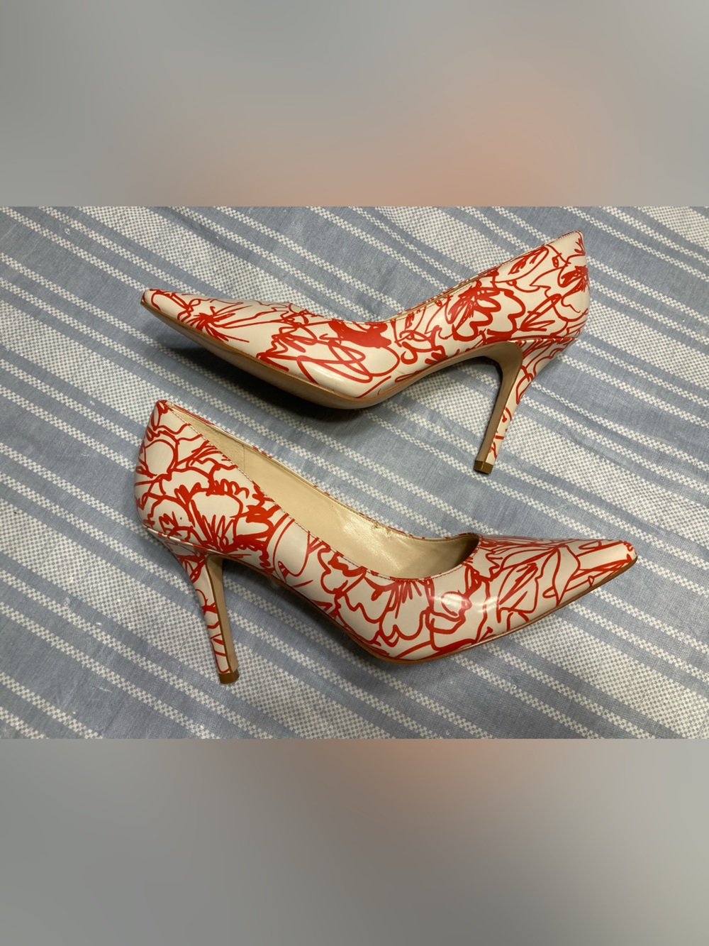 Nine West white and red abstract designed heels with pointed toe. - Picture 3 of 5